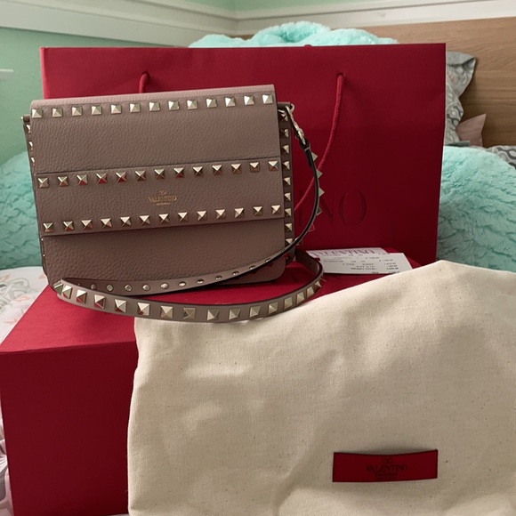 Valentino Garavani calfskin leather crossbody - Picture 8 of 11